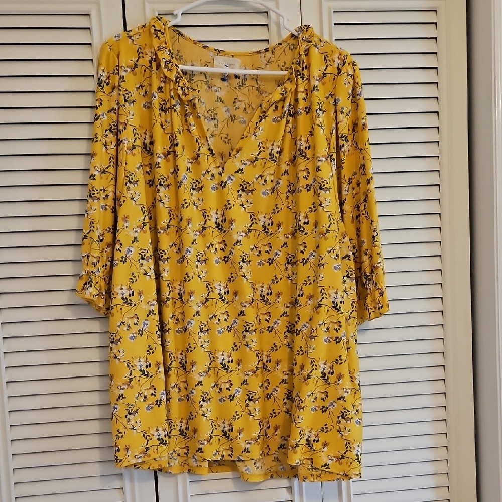 MELLODAY Yellow Gold With White Flowers 3/4 Sleeve Blouse - Like New